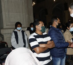Don Felipe durante el saludo a familiares de los fallecidos
