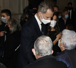 Sus Majestades los Reyes conversan con familiares de los fallecidos 