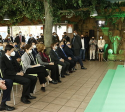 Su Majestad la Reina Doña Sofía en primera fila de asientos durante la presentación del acto por parte de la directora de Comunicación del Zoo, María 