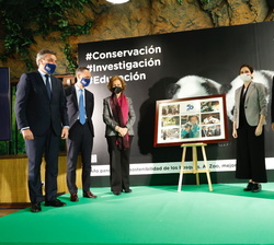 Su Majestad la Reina Doña Sofía recibe un cuadro con imagenes de sus diferentes visitas al Zoo de Madrid a lo largo de los años
