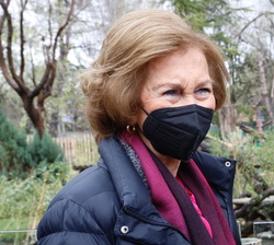 Su Majestad la Reina Doña Sofía durante la primera salida a la pradera de los gemelos de panda Jiu Jiu y You You