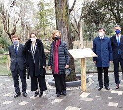 Fotografía de grupo ante la placa conmemorativa del 50 aniversario