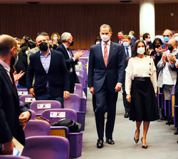 Sus Majestades los Reyes son recibidos por el público asistente en el auditorio