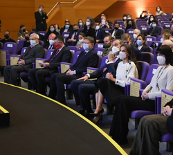 Sus Majestades los Reyes junto al resto de autoridades al comienzo del acto