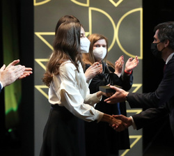 Su Majestad la Reina entrega el Premio Nacional de Diseño 2021 modalidad “Profesionales” a Jaime Hayon Benchimol, recoge el premio David H