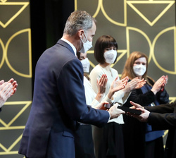 Su Majestad el Rey entrega la Mención Especial en Diseño 2021 modalidad Profesionales a Ramón Úbeda Castro