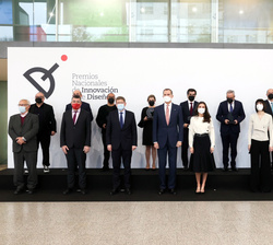 Fotografía de grupo de Sus Majestades los Reyes junto a las autoridades y premiados