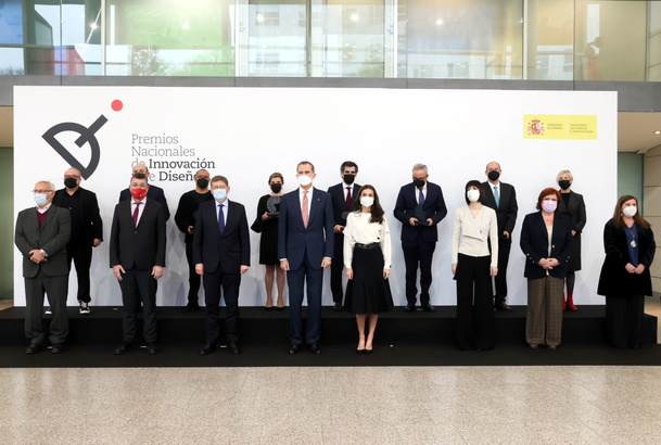 Fotografía de grupo de Sus Majestades los Reyes junto a las autoridades y premiados