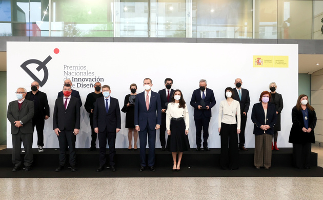 Fotografía de grupo de Sus Majestades los Reyes junto a las autoridades y premiados