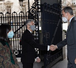 A su llegada, Sus Majestades los Reyes fueron recibidos por el ministro del Interior, Fernando Grande-Marlaska