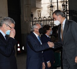 Sus Majestades los Reyes reciben el saludo de las autoridades a su llegada