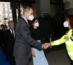 Sus Majestades los Reyes reciben el saludo de la subdirectora de SAMUR-Protección Civil, Carmen Camacho