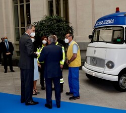 Don Felipe y Doña Letizia inician su recorrido por la exposición