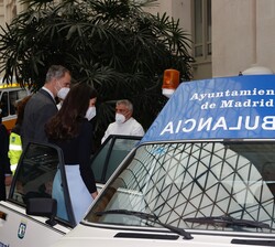 Sus Majestades los Reyes durante su visita a la exposición de la evolución de los vehículos, uniformes y materiales de emergencias