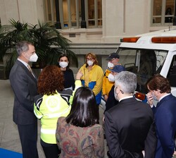 Durante su visita a la exposición, Don Felipe y Doña Letizia reciben explicación sobre los vehículos expuestos