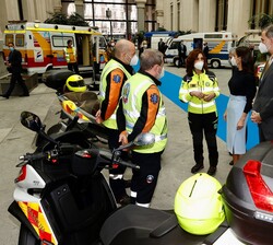 Don Felipe y Doña Letizia observan los medios motorizados que utilizan SAMUR-Protección civil