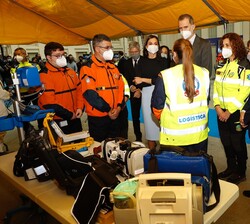 Sus Majestades los Reyes visitan un puesto de emergencia, donde reciben explicación de las funciones y material del que disponen