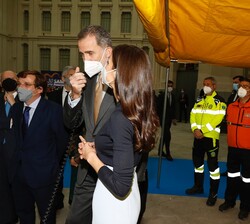 Don Felipe y Doña Letizia se ponen en contacto por radio con una unidad móvil del Samur