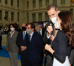 Don Felipe y Doña Letizia durante su conexión radio con una unidad móvil del Samur