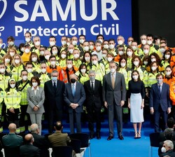 Fotografía de Sus Majestades los Reyes junto a voluntarios del SAMUR-Protección Civil y las autoridades