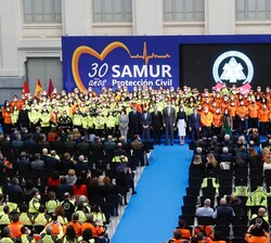 Sus Majestades los Reyes junto a voluntarios del SAMUR-Protección Civil y las autoridades