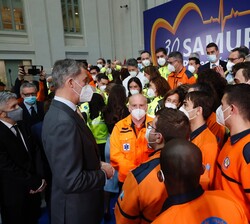 Don Felipe conversa con los voluntarios asistentes al acto conmemorativo del XXX aniversario de la creación del SAMUR-Protección Civil