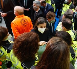 Doña Letizia conversa con voluntarios tras la fotografía de grupo