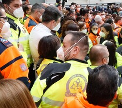 Su Majestad la Reina rodeada de voluntarios de SAMUR-Protección Civil