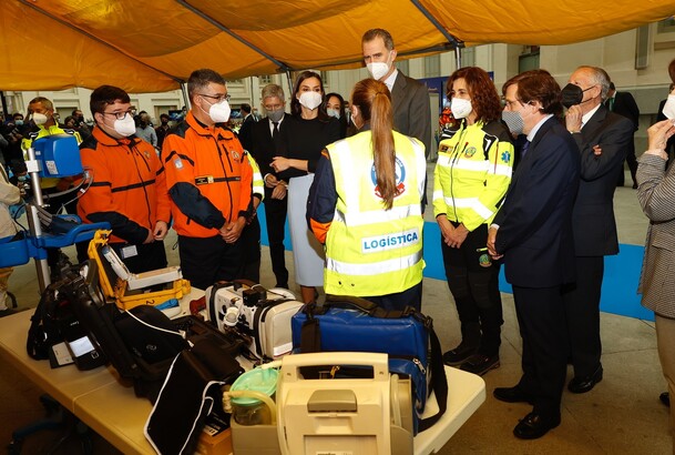 Sus Majestades los Reyes visitan un puesto de emergencia, donde reciben explicación de las funciones y material del que disponen