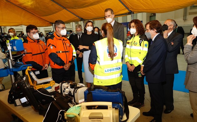 Sus Majestades los Reyes visitan un puesto de emergencia, donde reciben explicación de las funciones y material del que disponen