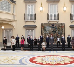 Su Majestad el Rey acompañado del Comité Científico del Observatorio Permanente del Hispanismo, Equipo Operativo y miembros del Círculo de Protectores