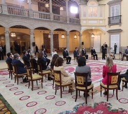 Su Majestad el Rey durante la audiencia con el Comité Científico del Observatorio Permanente del Hispanismo, Equipo Operativo y miembros del Círculo d