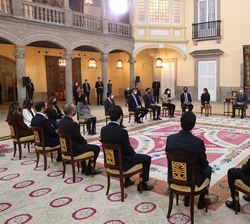 Su Majestad el Rey en el transcurso de la audiencia con la 70ª promoción del Cuerpo Superior de Técnicos Comerciales y Economnistas del Estado