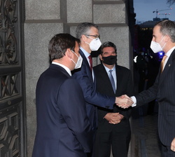 Su Majestad el Rey es saludado por el Gobernador del Banco de Españá en presencia del Ministro de Inclusión, Seguridad Social y Migraciones y el Presi