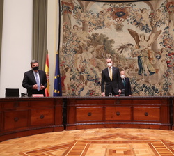 Don Felipe ocupa su lugar en la mesa presidencial del acto de entrega del XVIII Premio Rey de España