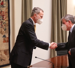 Don Felipe felicita a Manuel Arellano por el XVIII Premio de Economía Rey de España