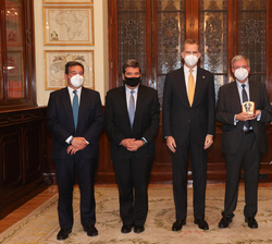 Su Majestad el Rey acompañado del recientemente premiado Manuel Arellano, XVIII Premio de Economía Rey de España y resto de autoridades presentes