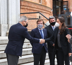 Sus Majestades los Reyes son saludados por el Presidente de Cruz Roja Española, Javier Senent en presencia del Alcalde de Madrid y el Ministro de Incl