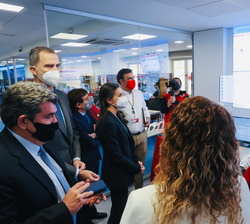 Don Felipe y Doña Letizia reciben explicaciones de las demandas de la zona de Ucrania en la sala de redes del Centro de Operaciones