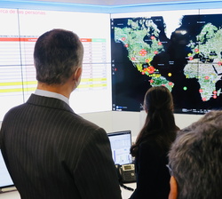 Sus Majestades los Reyes en la sala de redes del Centro de Operaciones