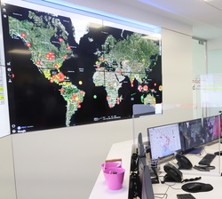 Doña Letizia observa la información en tiempo real con la que trabaja el  Centro de Operaciones de la Cruz Roja en Madrid