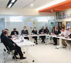 Sus Majestades los Reyes en la Cédula de Crisis de Cruz roja Española con la participación del Área de Socorros y el Área de Inclusión social.