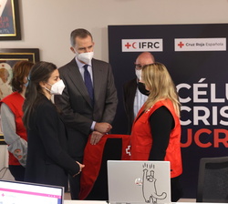 Don Felipe y Doña Letizia en la Célula de Crisis sobre Ucrania en Cruz Roja Española