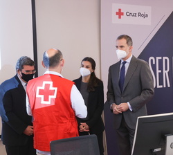 Sus Majestades los Reyes en sus visista a la Célula de Crisis sobre Ucrania de Cruz Roja Española