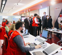 Don Felipe y Doña Letizia en la Zona de Trabajo de los Voluntarios en Cruz Roja Española