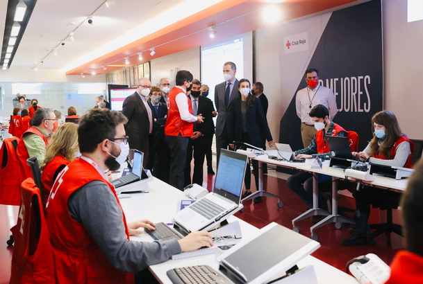 Don Felipe y Doña Letizia en la Zona de Trabajo de los Voluntarios en Cruz Roja Española