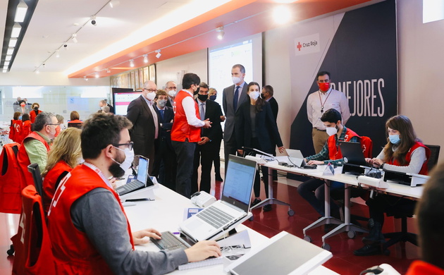 Don Felipe y Doña Letizia en la Zona de Trabajo de los Voluntarios en Cruz Roja Española