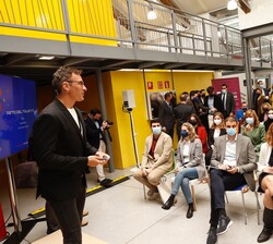 La Reina en el encuentro con los jóvenes participantes en el “Reto Emprendedor - Demo Day”