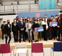 Doña Letizia con los participantes en el “Reto Emprendedor - Demo Day”
