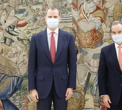 Su Majestad el Rey acompañado del Secretario General Iberoamericano, Andrés Allamand Zavala